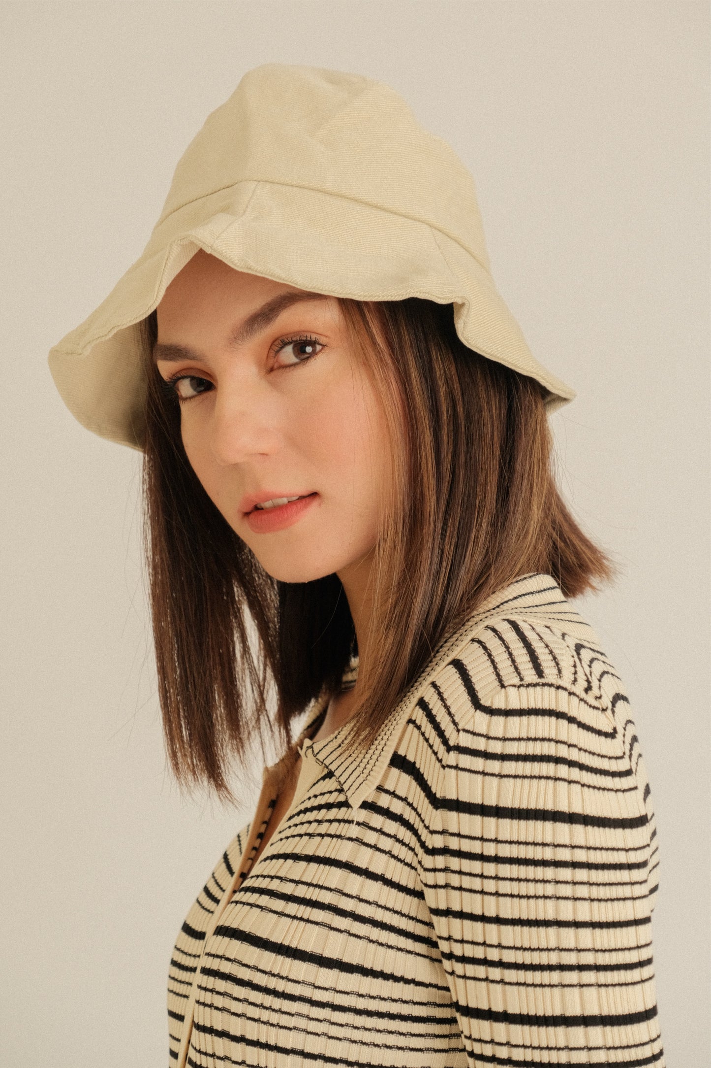 EDERLYNN BUCKET HAT IN CREAM