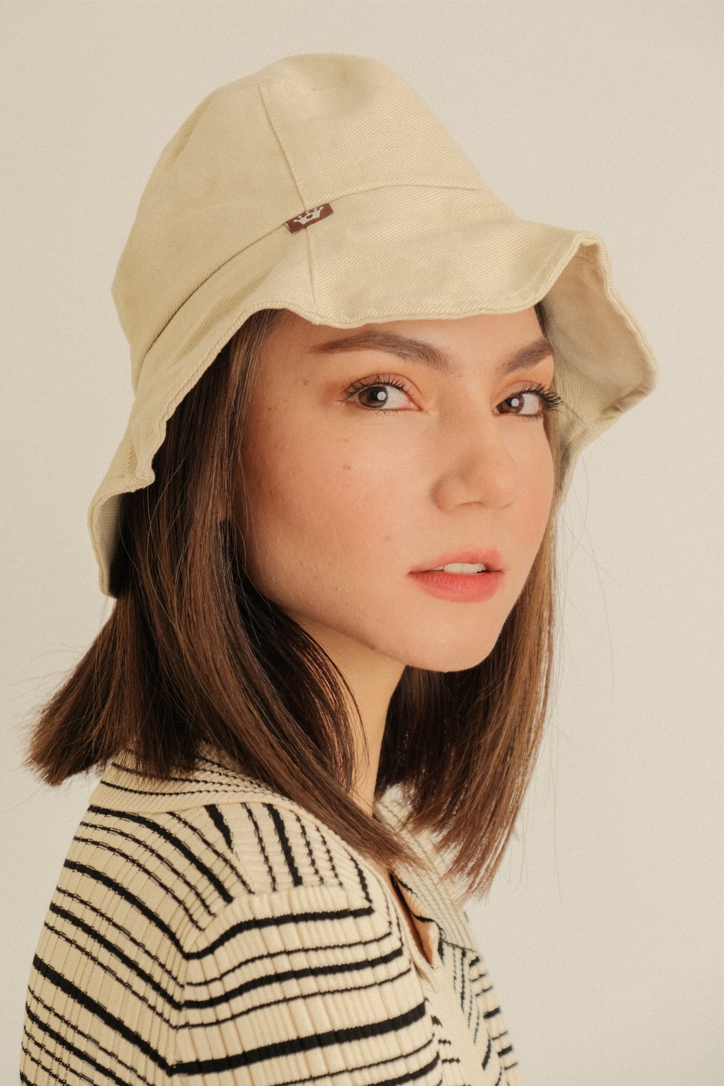 EDERLYNN BUCKET HAT IN CREAM