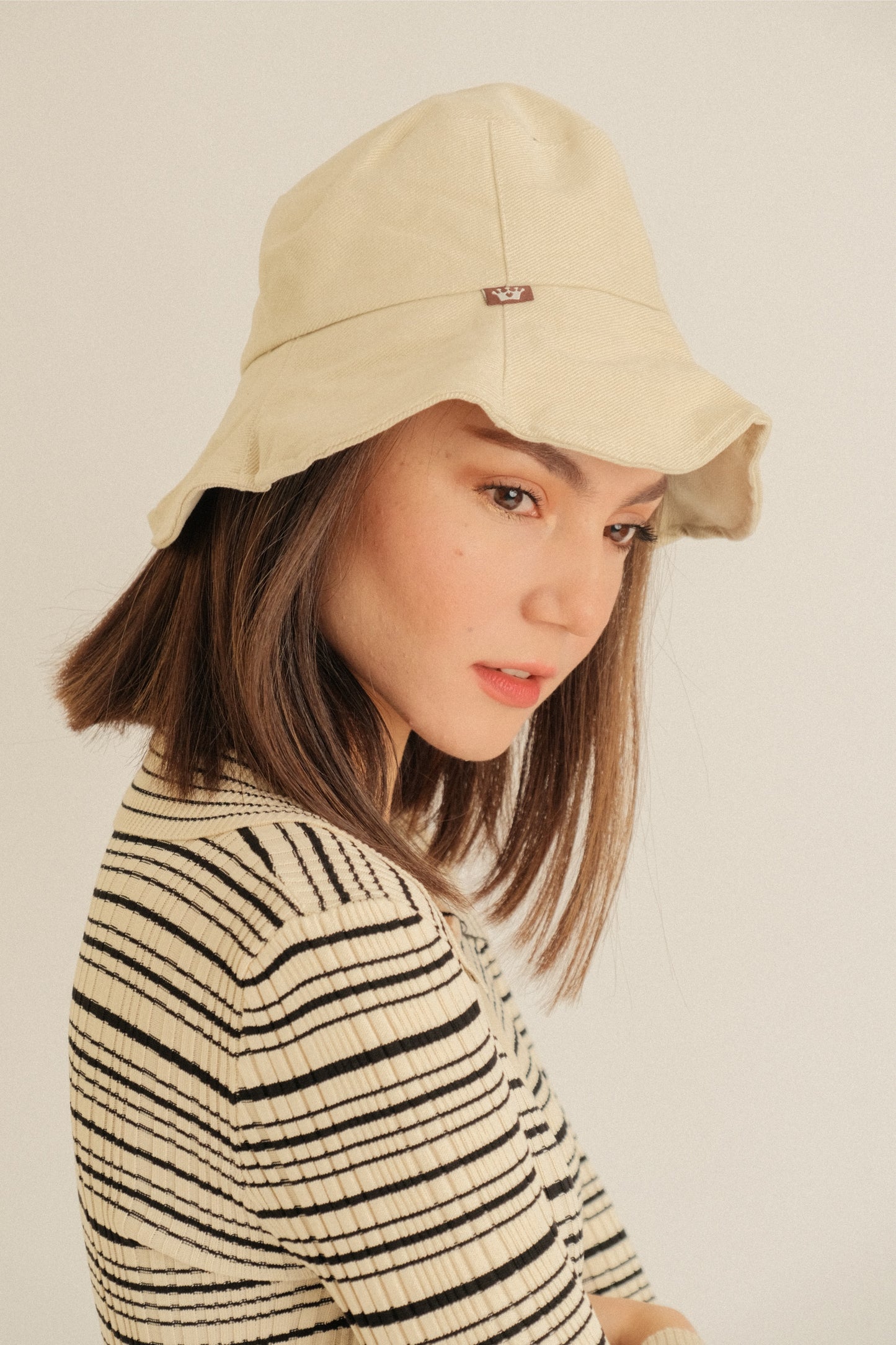 EDERLYNN BUCKET HAT IN CREAM