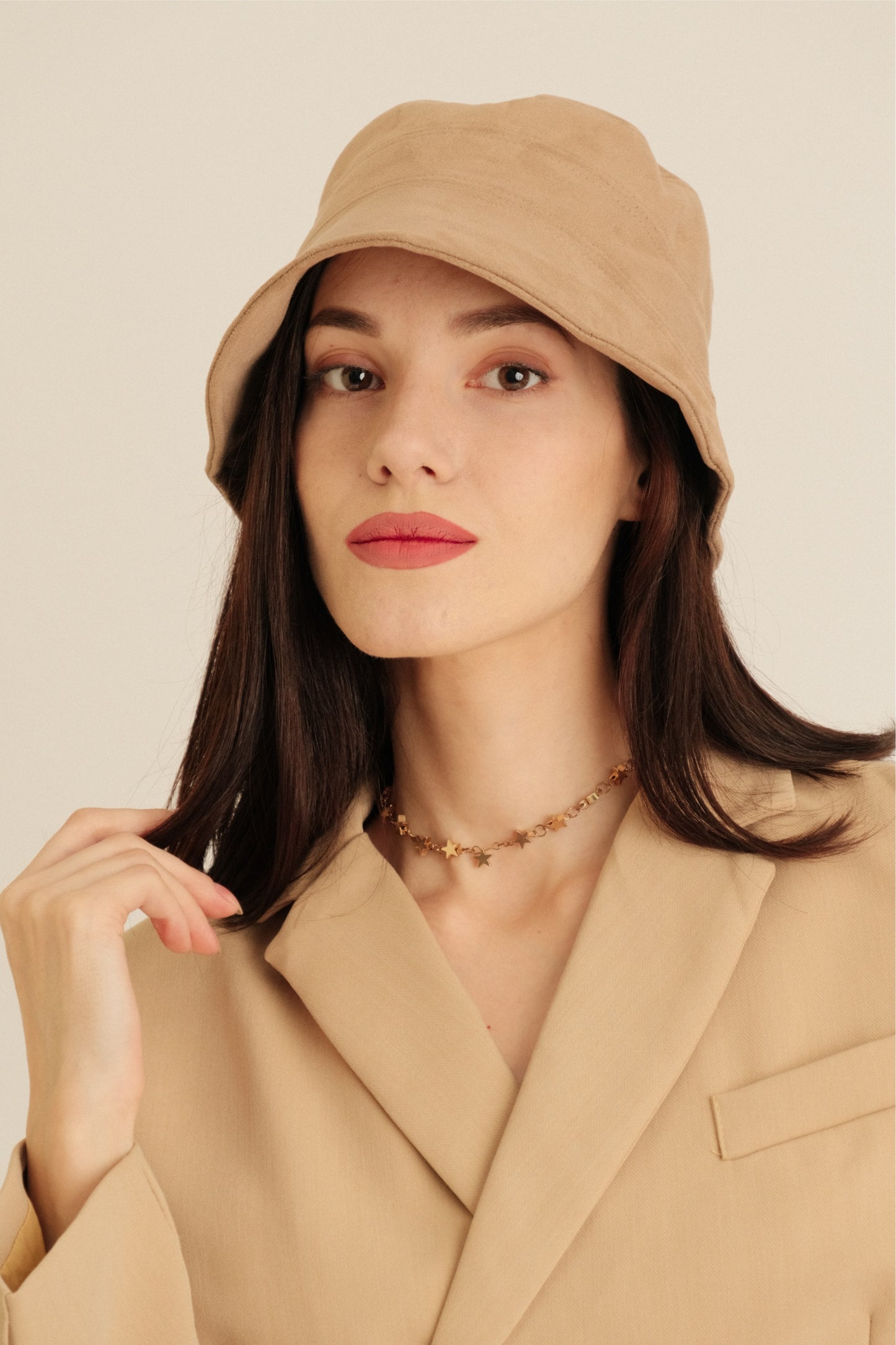 CAYLER BUCKET HAT IN BEIGE
