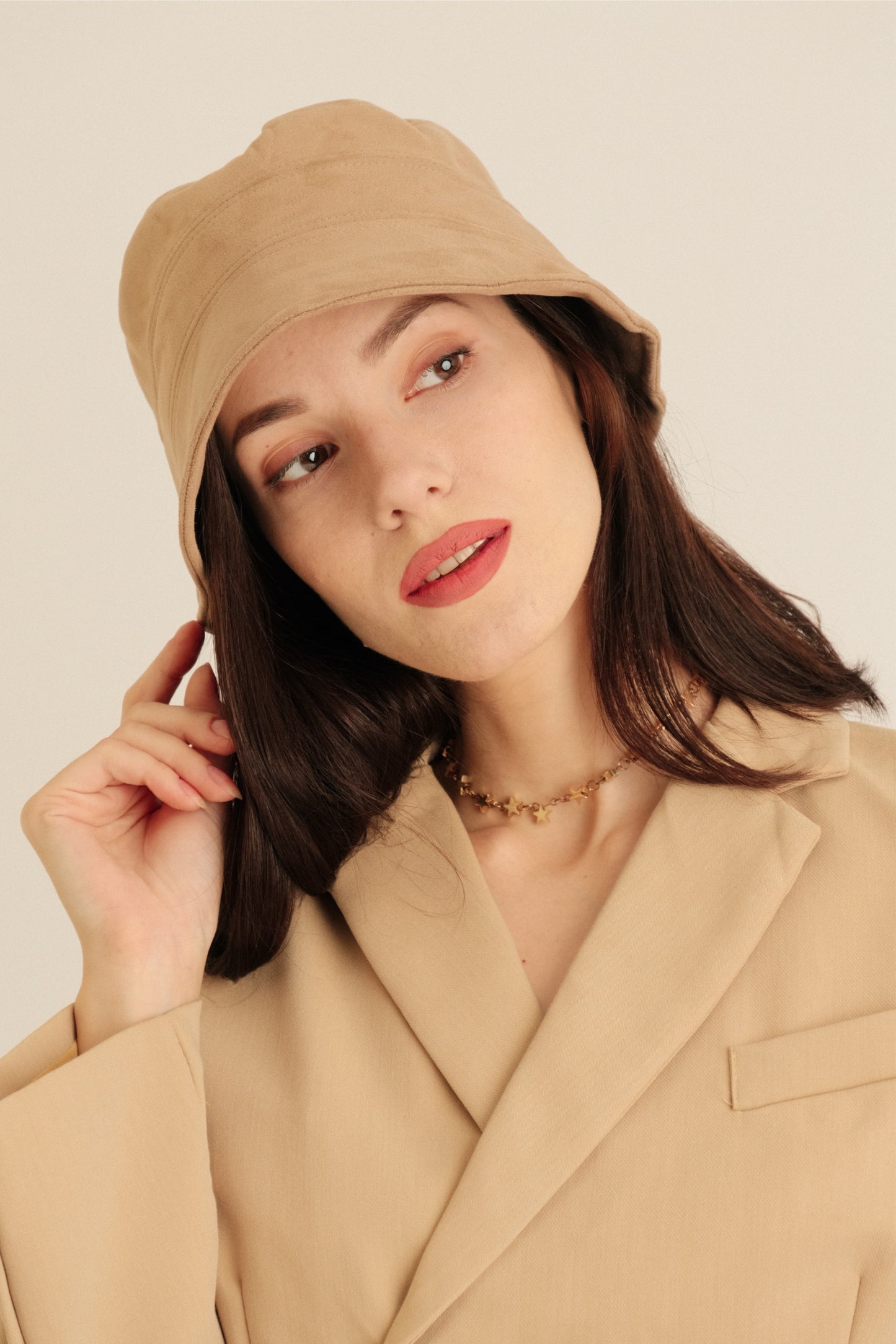 CAYLER BUCKET HAT IN BEIGE