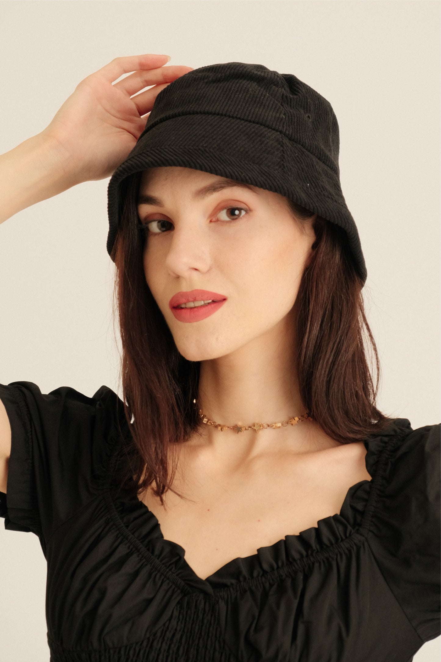 BLESSIE BUCKET HAT IN BLACK