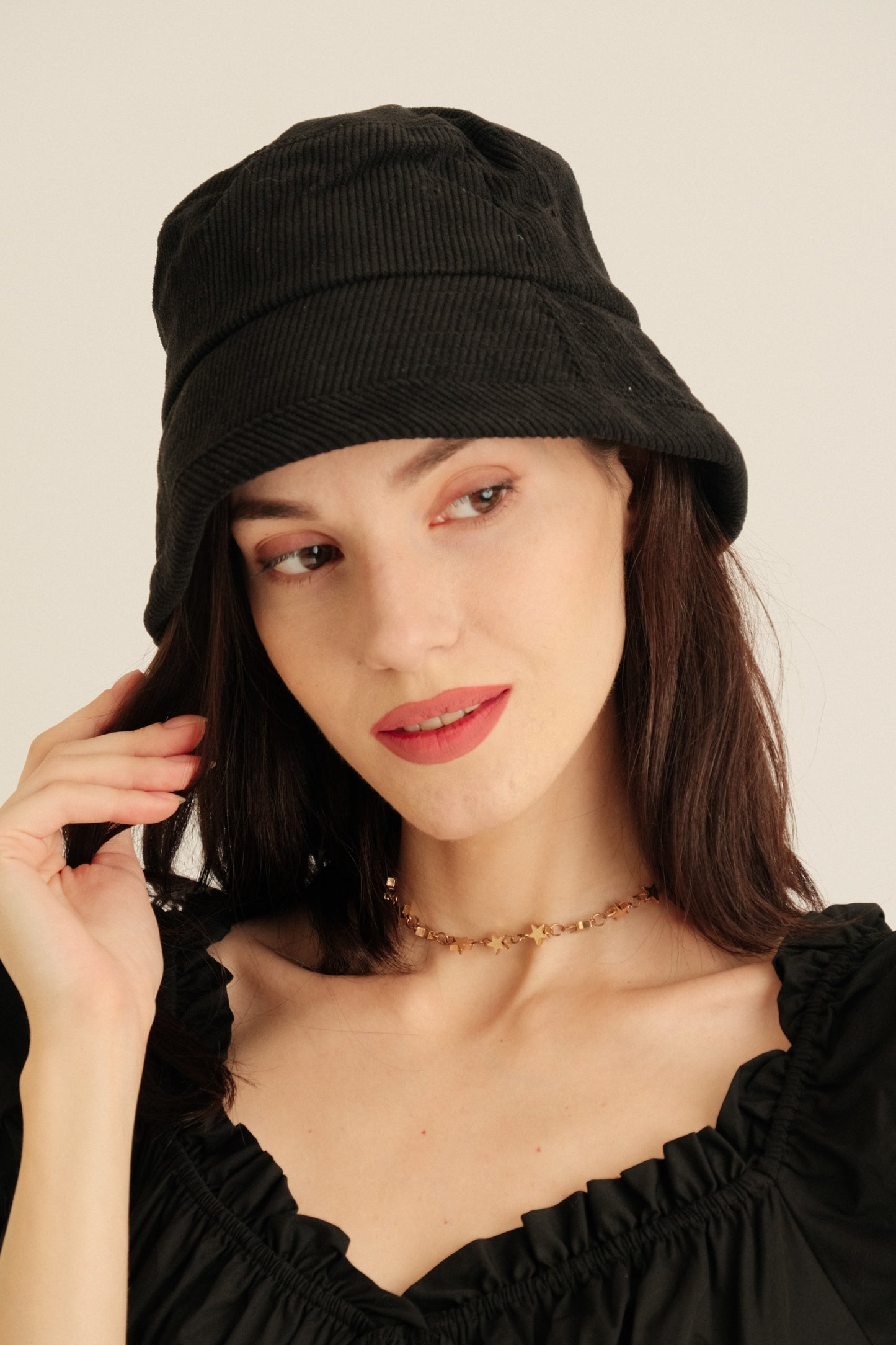 BLESSIE BUCKET HAT IN BLACK