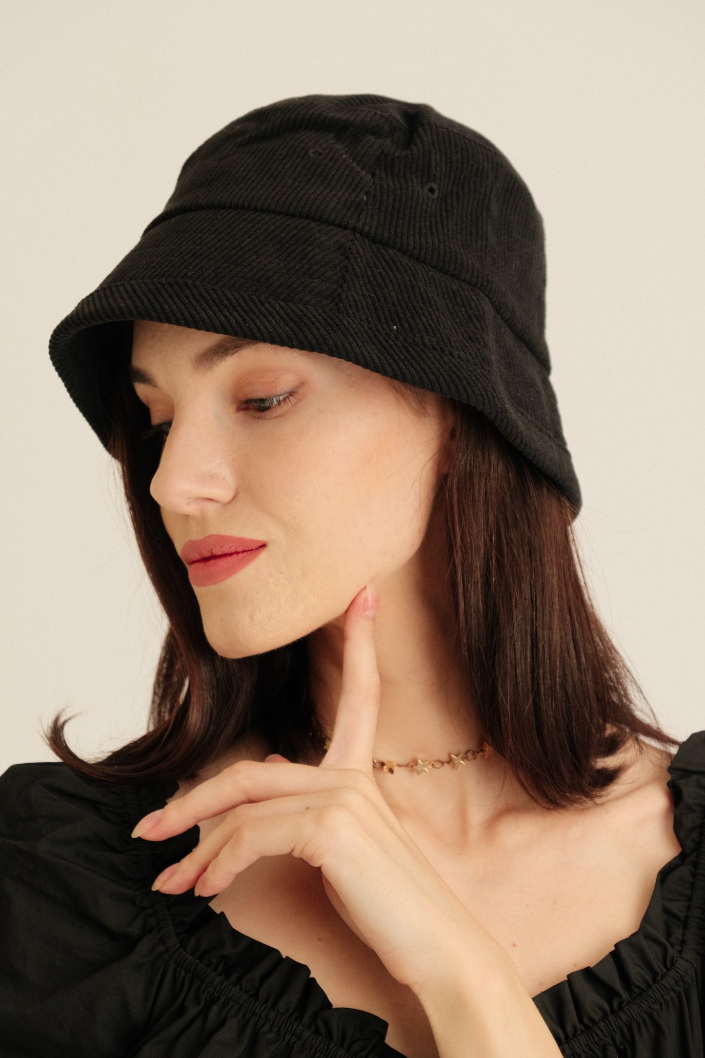 BLESSIE BUCKET HAT IN BLACK