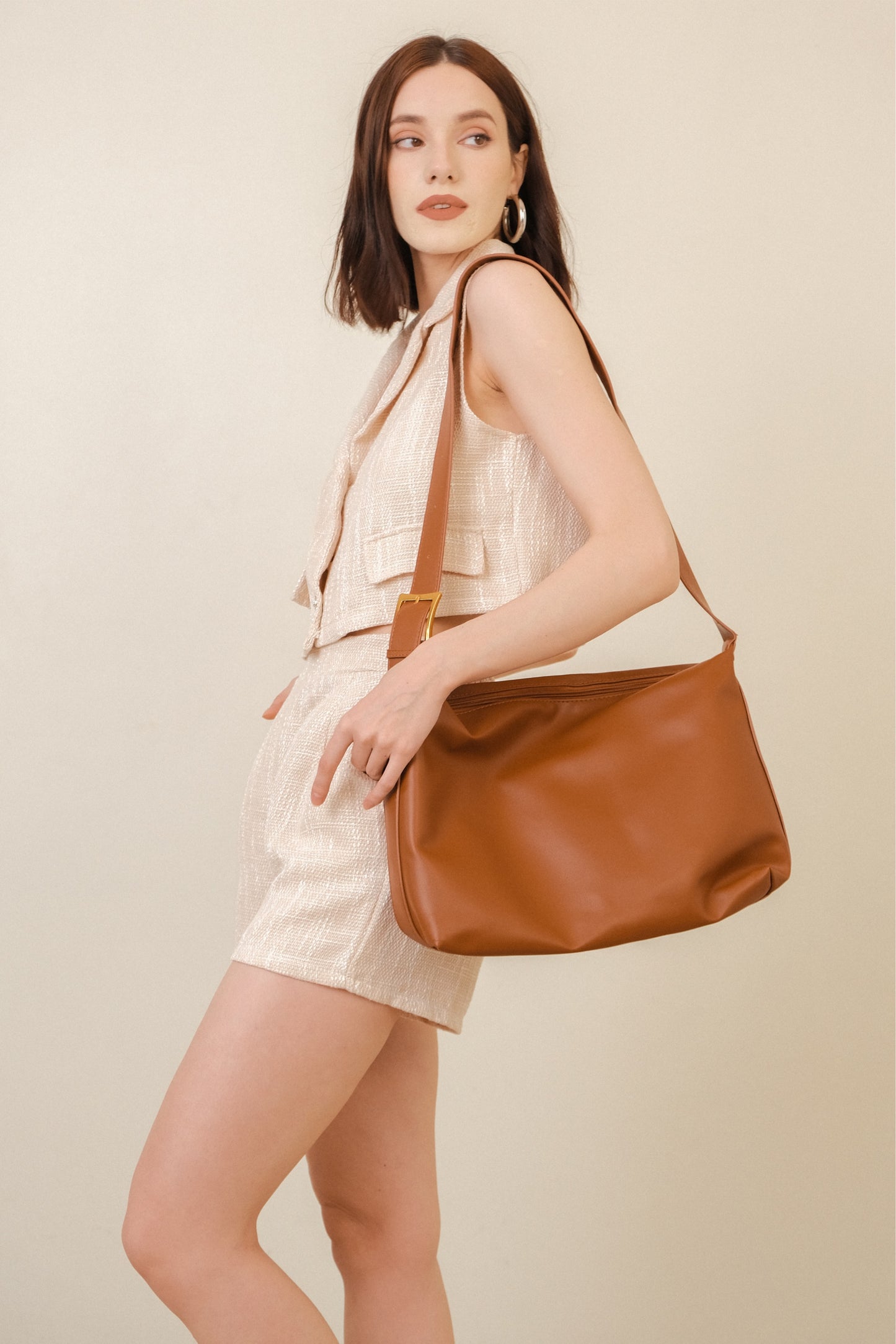 CATCH UP SHOULDER MESSENGER BAG IN BROWN