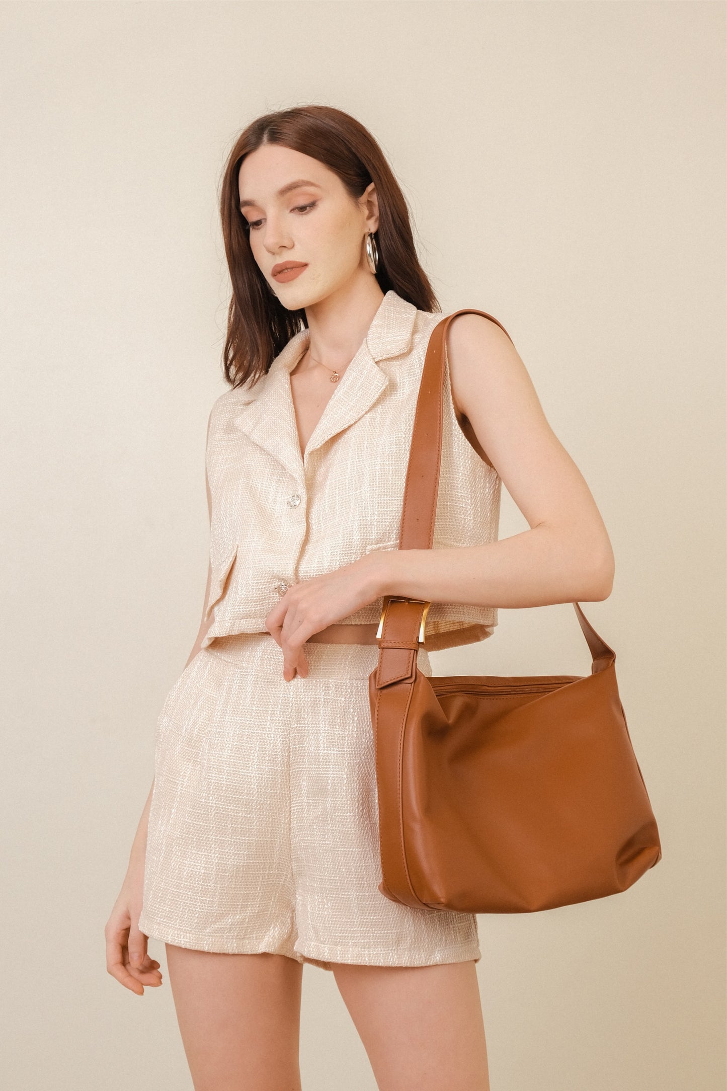 CATCH UP SHOULDER MESSENGER BAG IN BROWN