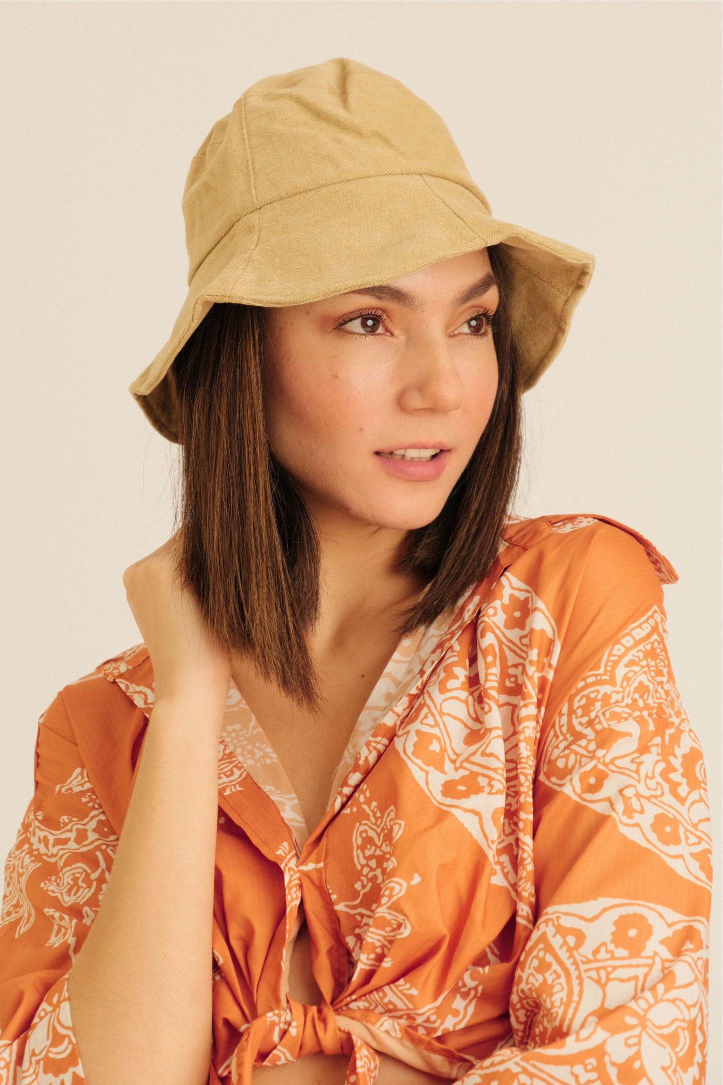 EDERLYNN BUCKET HAT IN BEIGE