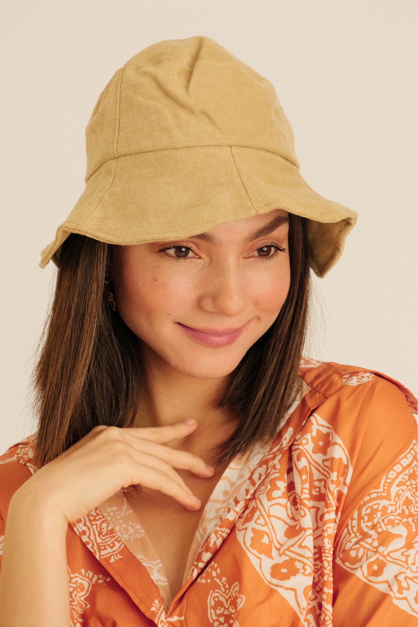 EDERLYNN BUCKET HAT IN BEIGE