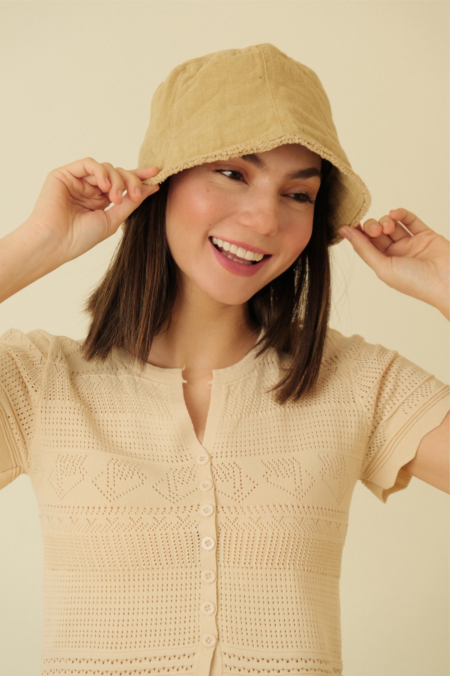 DAISY BUCKET HAT IN BEIGE