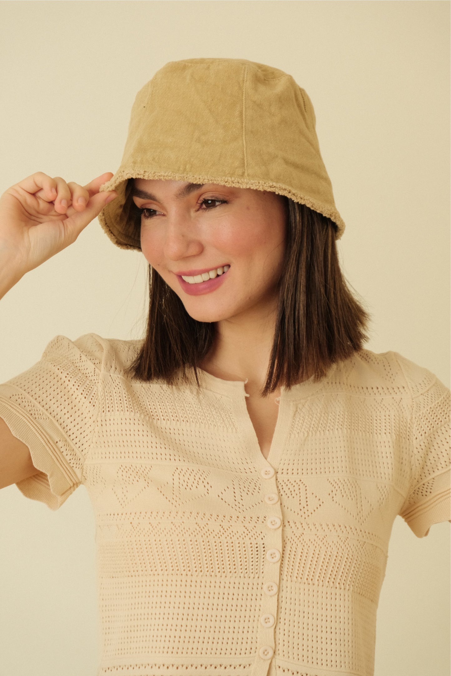 DAISY BUCKET HAT IN BEIGE