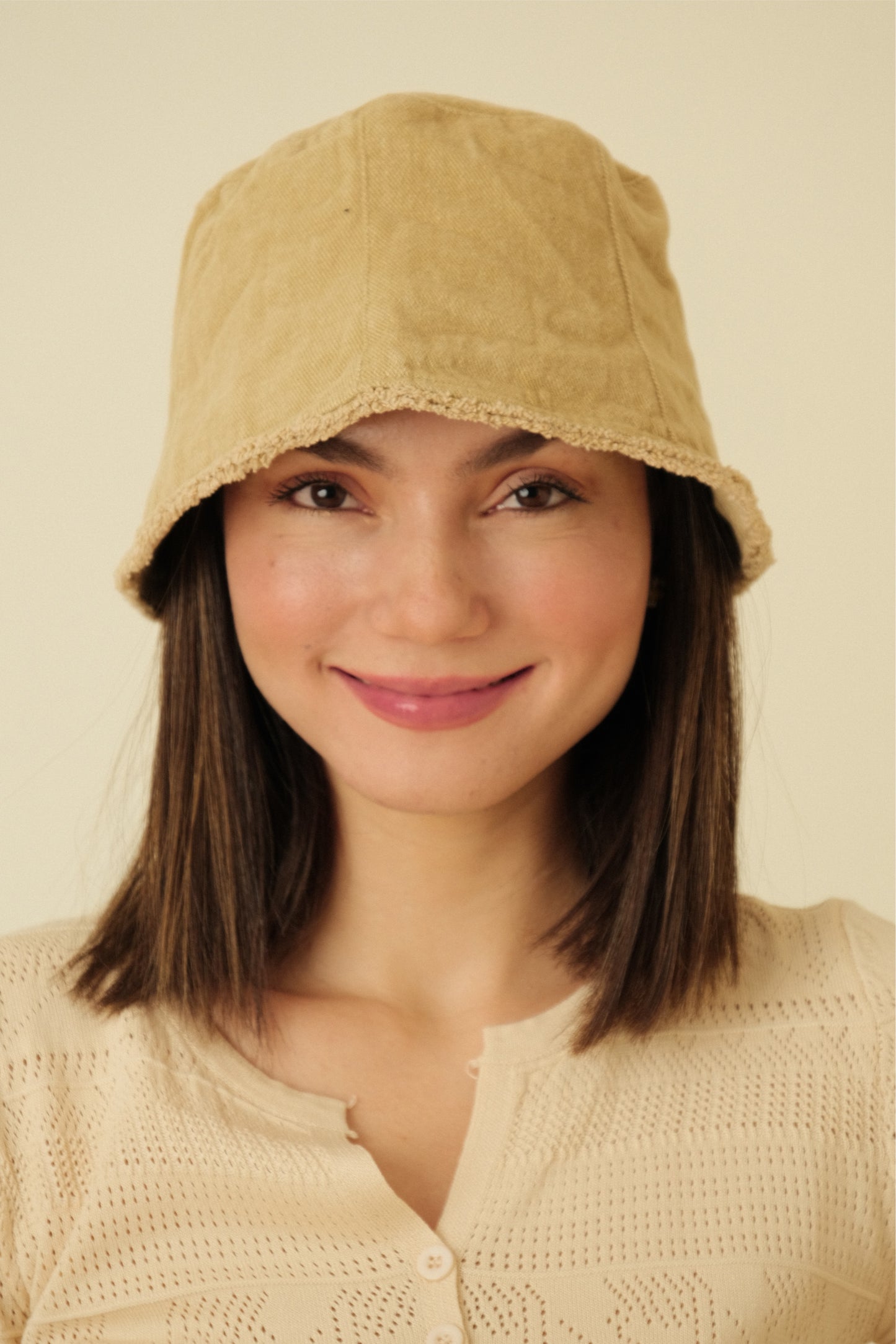 DAISY BUCKET HAT IN BEIGE