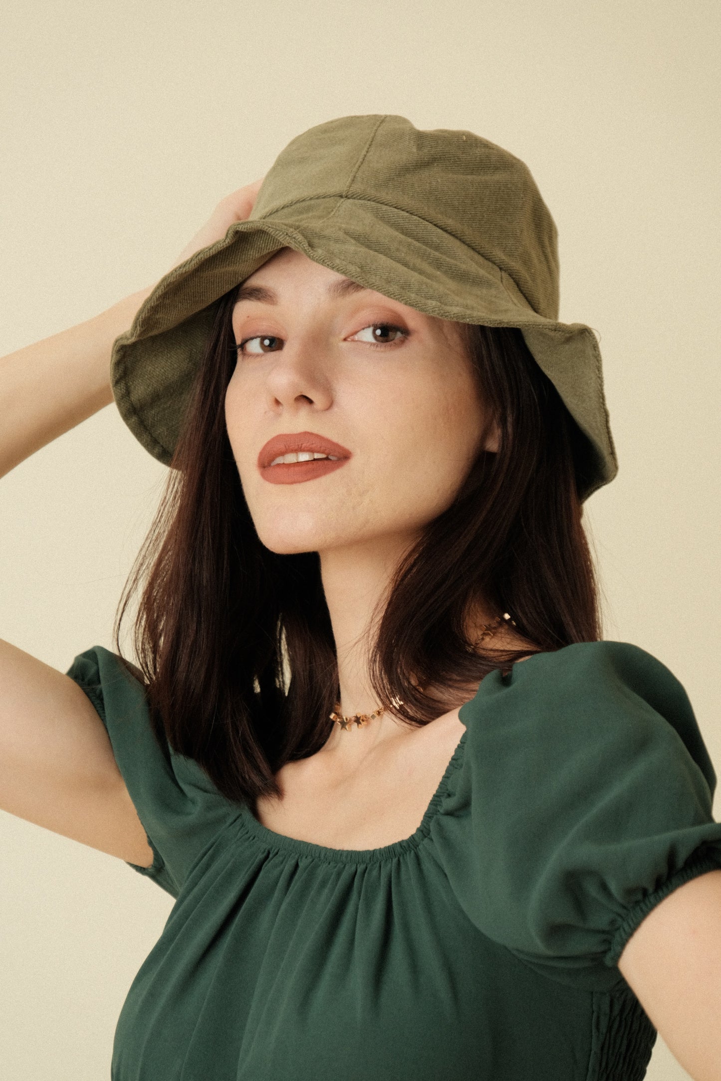 EDERLYNN BUCKET HAT IN MOSS GREEN