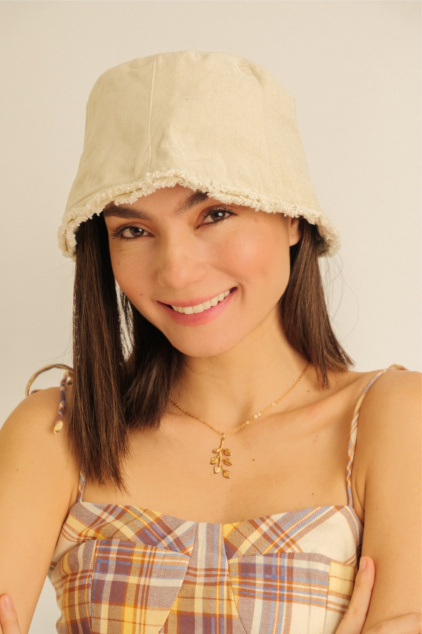 DAISY BUCKET HAT IN CREAM