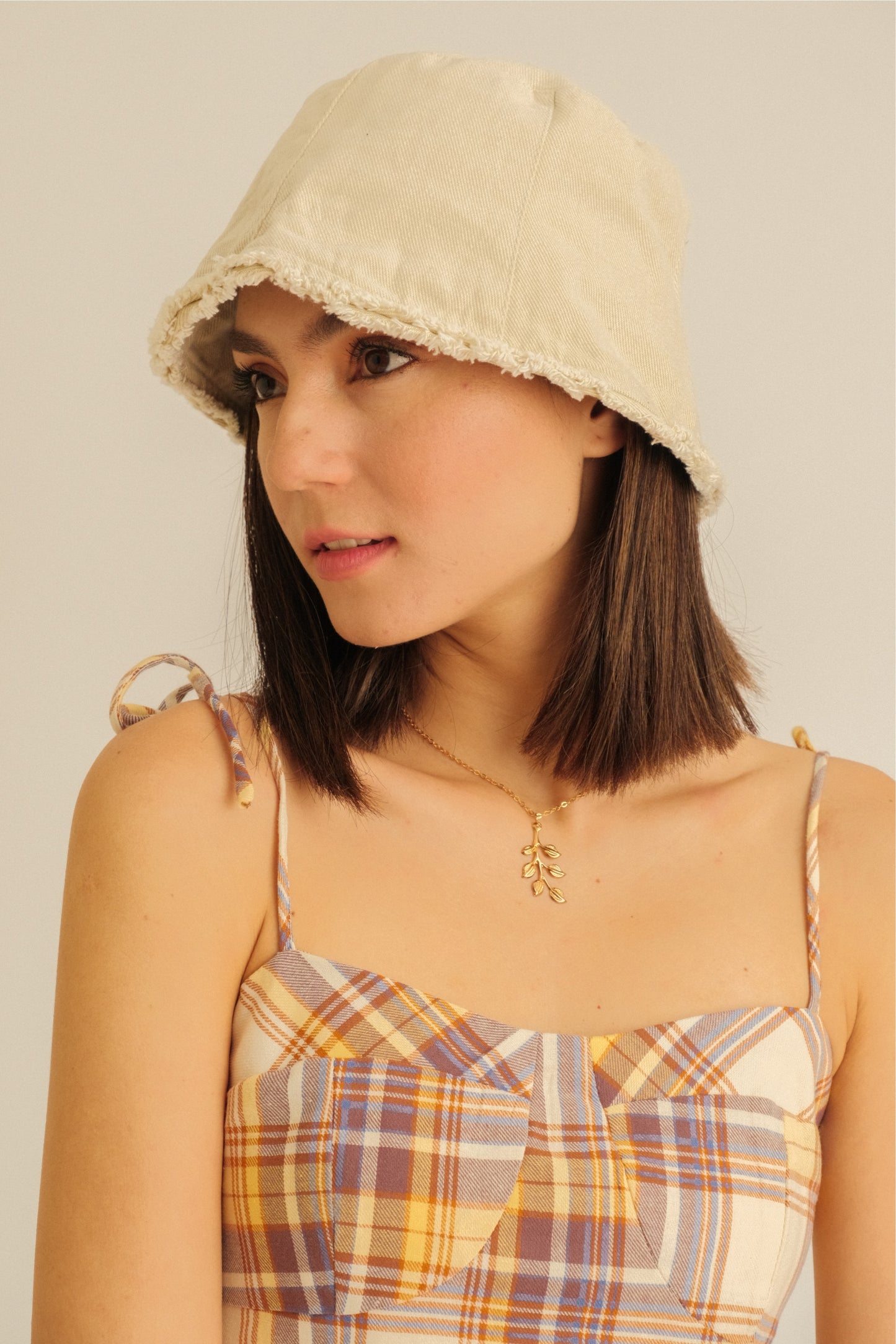 DAISY BUCKET HAT IN CREAM