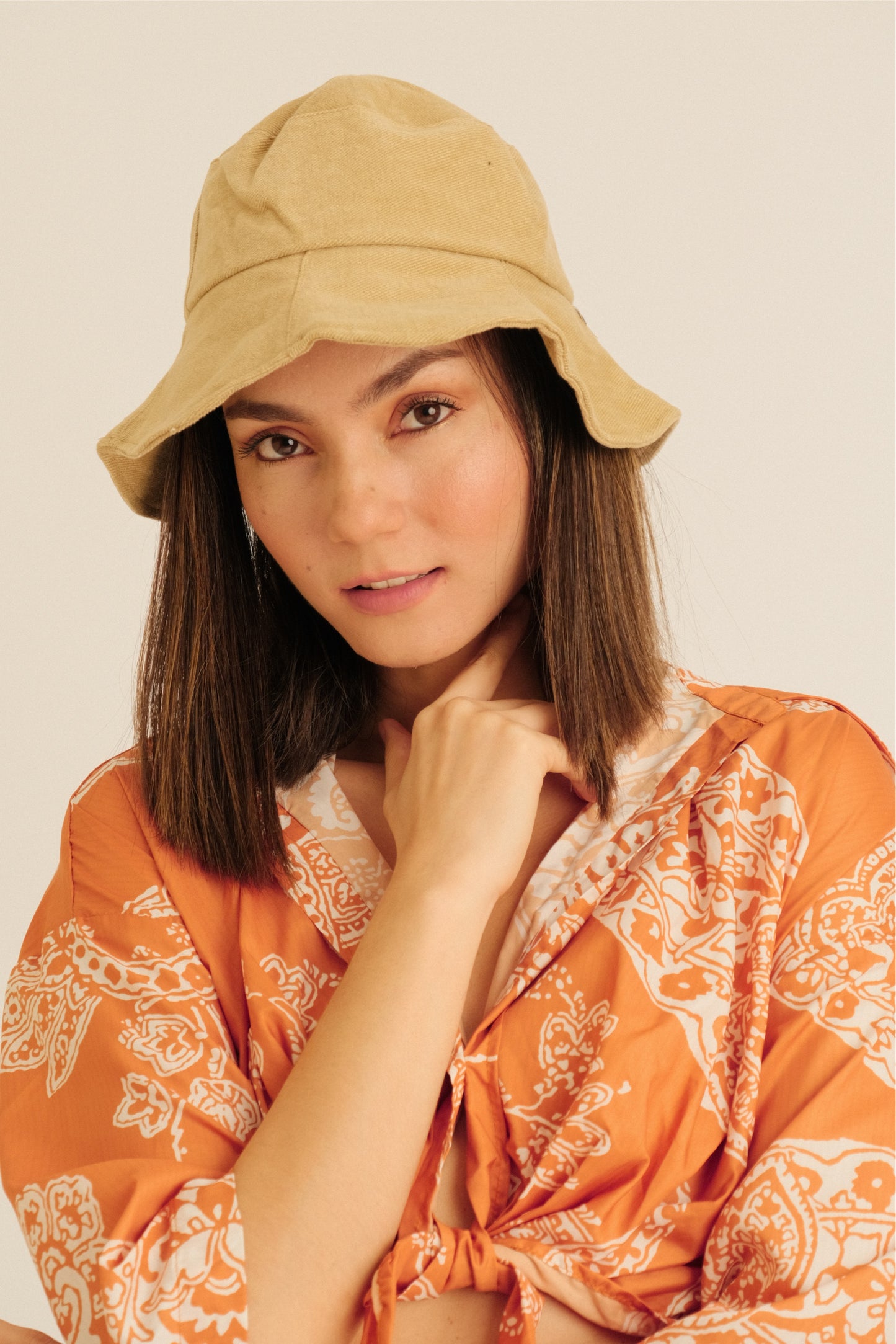 EDERLYNN BUCKET HAT IN BEIGE