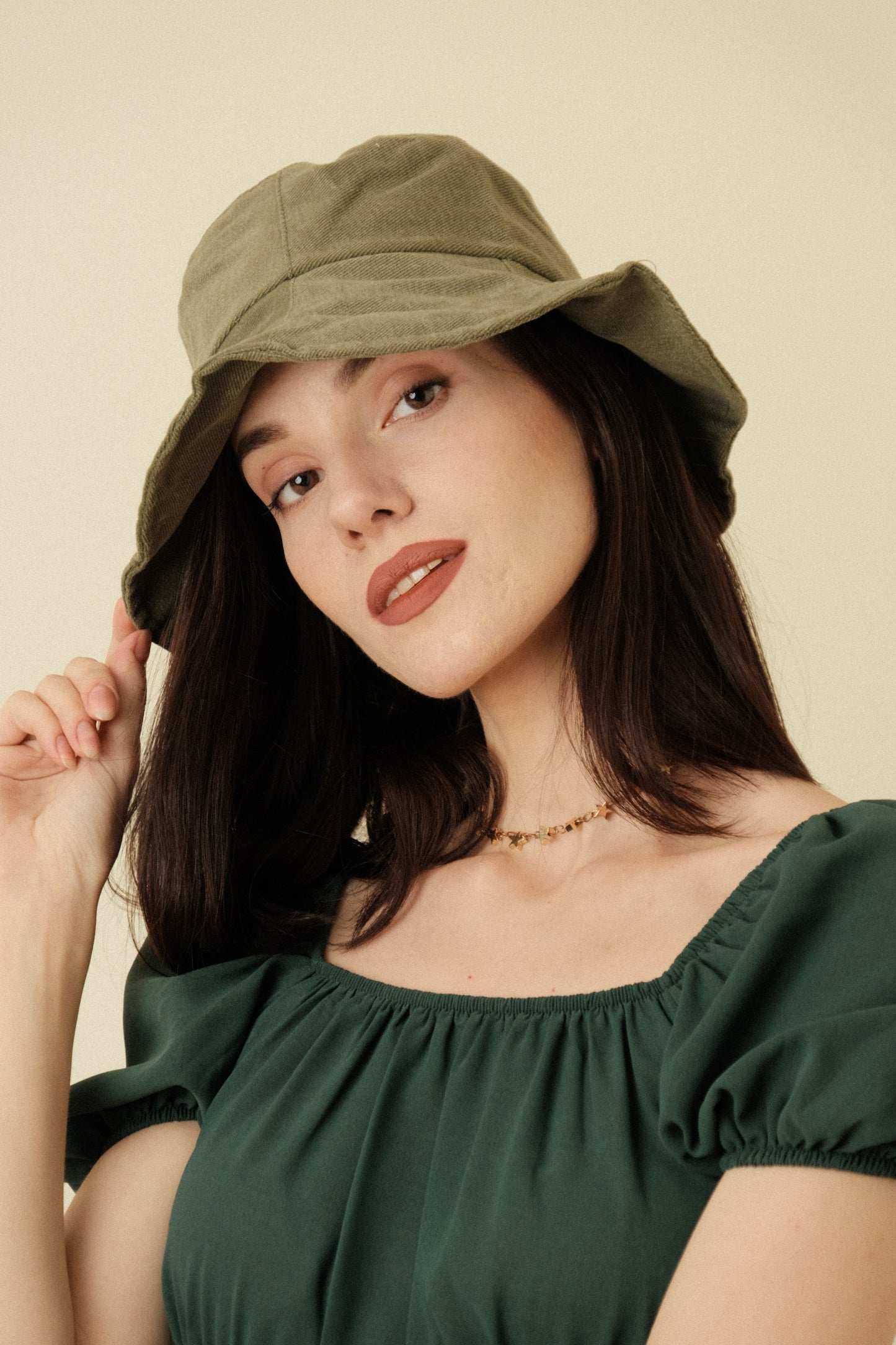 EDERLYNN BUCKET HAT IN MOSS GREEN